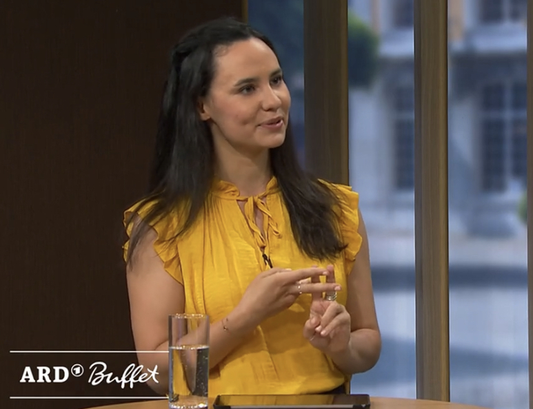 Leonie Maderstein moderiert Livestream hinter den Kulissen anlässlich der 25 Jahre Jubiläums des ARD-Buffet 